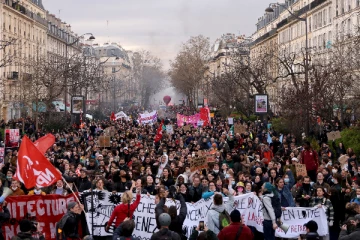 பிரான்ஸில் மீண்டும் களத்தில் குதித்த மக்கள்; குவிந்த 12,000 அதிகாரிகள்!