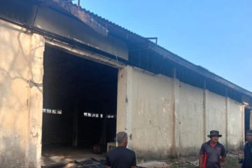 වැලිකන්ද වී ගබඩාවට වන අලි ප්‍රහාරයක් - විදුලි වැට බිඳ දමා වී මළු විනාශ කරයි