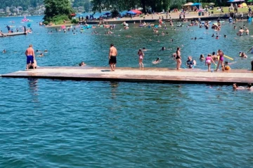 வெப்பத்தை தாக்குப்பிடிக்க நீர்நிலைகளுக்கு படையெடுக்கும் கனடியர்கள்!