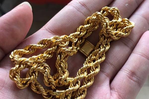யாழில் வயோதிப பெண்ணிடம் 2 பவுன் தங்க சங்கிலியை பறித்துச் சென்ற கிராம சேவகர்! | Village Servant Snatched A 2 Pound Gold From Women
