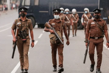 இலங்கையில் மீ்ண்டும் 16 மணித்தியாலங்கள் ஊரடங்கு நடைமுறை (PHOTO)