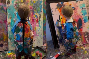 உலகம் முழுவதும் கவனத்தை ஈர்த்த 2 வயது சிறுவன் வரைந்த ஓவியங்கள்!