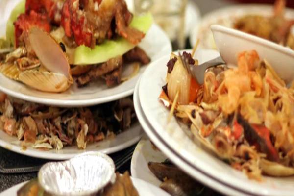 இனி ஹோட்டலில் உணவை வீணாக்கினால்.. ஒரு தட்டுக்கு ரூ.20 அபராதம்! | Hotel Charges Customers Leftover Food Pune Viral