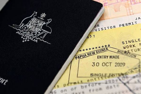 ஜனவரி 1 முதல் மின்சாரம், சுங்க வரி, Centrelink ஆகியவற்றில் ஏற்படவிருக்கும் பெரிய மாற்றங்கள் | Big Changes To Energy Tolls Childcare