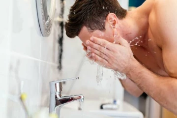 அடிக்கடி முகம் கழுவுவதால் ஏற்படும் பிரச்சினைகள் என்னென்ன தெரியுமா?