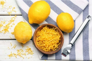 உடல் எடையை கடகடவென குறைக்க நினைக்கிறீர்களா? எலுமிச்சை தோலை தூக்கி வீசிடாதீங்க