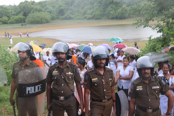 முல்லைத்தீவிற்கு அழைத்து வரப்பட்ட சிங்கள பெண்கள்! சிவில் உடையில் இராணுவம் - ஐபிசி தமிழ்