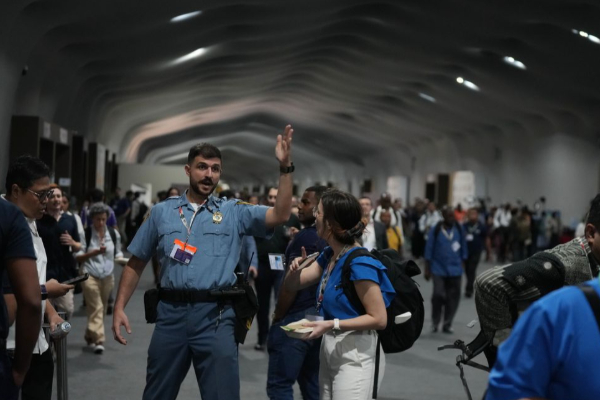 ஐ.நா COP30 காலநிலை உச்சி மாநாட்டில் தீ விபத்து: சிக்கிக் கொண்டதா இந்தியக் குழு? | Fire Break Out In Brazil Cop30 Climate Meeting