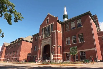 சிறார்கள் புதைக்கப்பட்ட பள்ளி மீது இனி கனேடிய விமானங்கள் பறக்காது