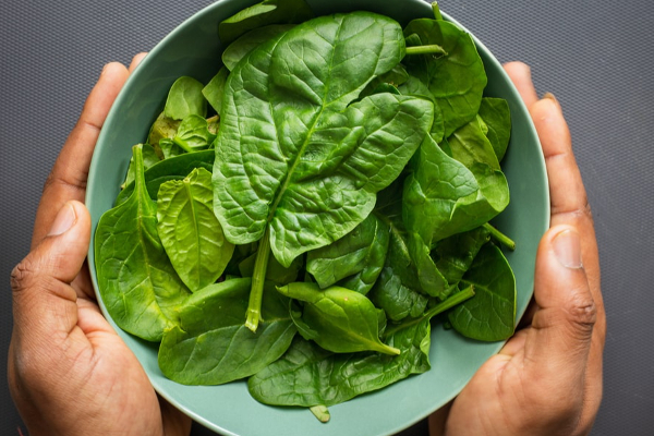 தினமும் கீரை சாப்பிட்டால் இவ்வளவு பக்கவிளைவுகளா? யாரெல்லாம் தொடக் கூட கூடாது தெரியுமா? | Food Know The Side Effects Of Eating Excessive