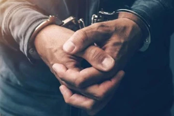 "ඉටිපන්දම් දල්වාගෙන තරුණියන් සමඟ කාමරවල රැඳි සිටි... "ජනප්රිය නළුවකු ටෙලි රඟපෑම සඳහා තෝරාගන්නා බව කියමින් සිදුකළ අමන ක්රියාව...