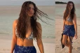 மாளவிகா மோகனன் கடற்கரையில் நீச்சல் உடையில் ஹாட் ஸ்டில்கள்g