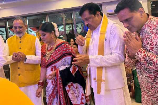 பக்தி பரவசத்தில் தன்னை மறந்து, கடிக்கத் தொடங்கிய நடிகை சுதா!! வைரல் வீடியோ | Sudha Chandran Emotional Outburst At Spiritual