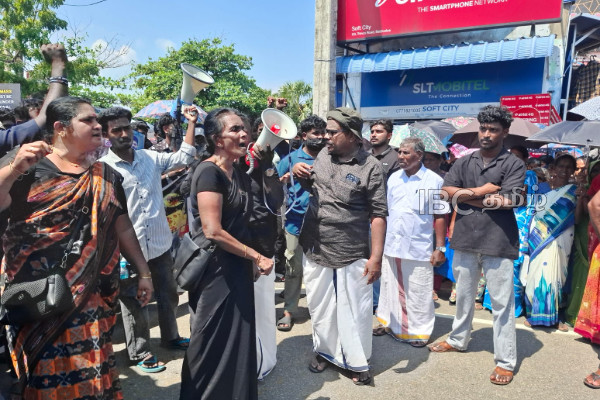 மட்டக்களப்பில் தமிழ் தலைமைகளினால் இடையில் கைவிடப்பட்ட கரிநாள் போராட்டம்...! | Batticaloa Black Day Protest Police Crackdown