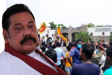 மகிந்த ராஜபக்ச குடும்பத்துடன் மறைந்திருக்கும் கடற்படை முகாம் முன் குவிந்த மக்கள்!