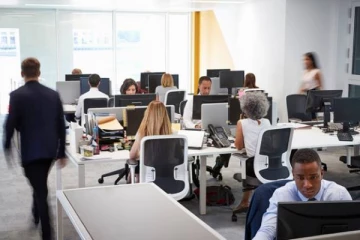 திடீரென 300 பேரை வேலையிலிருந்து நீக்கிய பிரபல நிறுவனம்!