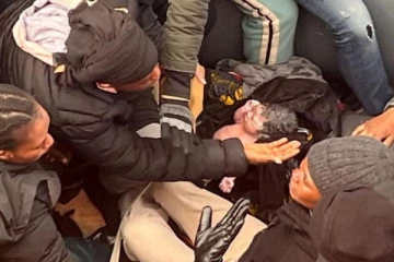 நடுக்கடலில் பிரசவித்த அகதிப்பெண்: நெகிழவைக்கும் காட்சிகள்