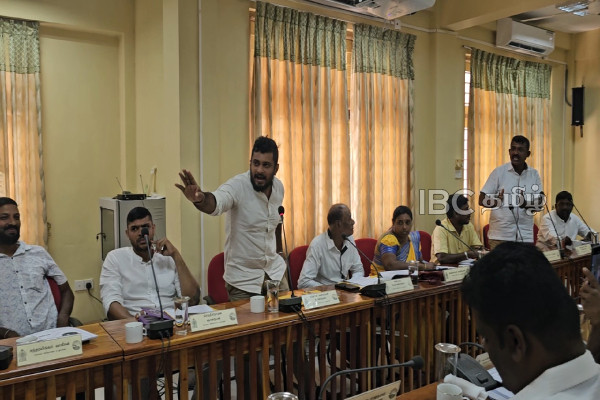 கிராம சேவகரிடம் பட்டியல் கொடுத்த தேசிய மக்கள் சக்தியினர் : மானிப்பாய் பிரதேச சபையில் அமளி துமளி! | Npp List Riot In Manipay Pradeshiya Sabha