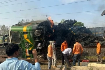 2 ரயில்கள் நேருக்கு நேர் மோதி விபத்து - என்ஜின் தீ பிடித்து எரிந்ததில் ஒருவர் உயிரிழப்பு