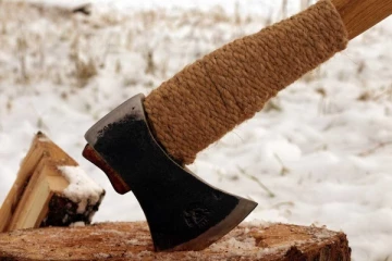 யாழில் கோடரி வெட்டில் முடிந்த குடும்ப தகராறு; இருவருக்கு நேர்ந்த துயரம்!