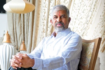 சைக்கிள் வாங்கக்கூட வசதி இல்லை., ஒற்றை முடிவில் மாறிய வாழ்க்கை., இன்று பல ஆயிரம் கோடிகளுக்கு அதிபதி