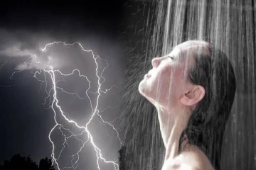 இடியுடன் கூடிய மழை பெய்யும்போது குளிக்கக்கூடாது.., ஏன் தெரியுமா?