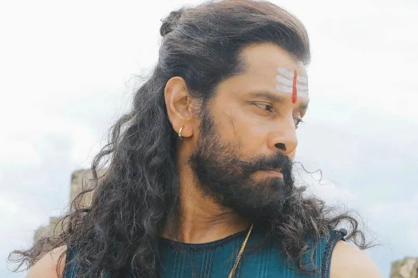 மலையாளியா? தமிழனா? இடத்திற்கேற்ப இரட்டை வேடம் போட்டு அசிங்கப்பட்ட சியான் விக்ரம்.. | Vikram Speech About Tamil Or Malaiyali For Promote