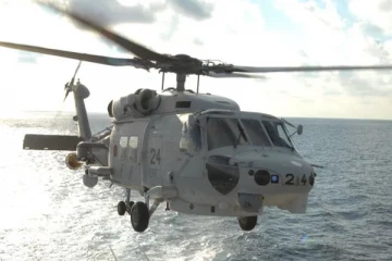 இரு ஹெலிகொப்டர்கள் நேருக்கு நேர் மோதி விபத்து ; ஒருவர் பலி