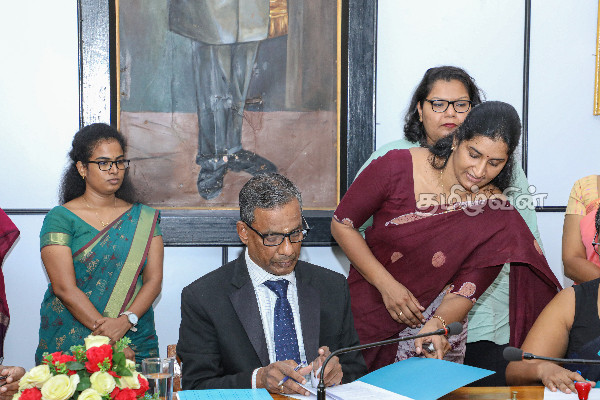 சான்றிதழ் கற்கை நெறி மற்றும் வலுவூட்டல் செயற்றிட்டம் ஆகியவற்றுக்கான புரிந்துணர்வு உடன்படிக்கை (Photos) | Jaffna University Election System Agreement