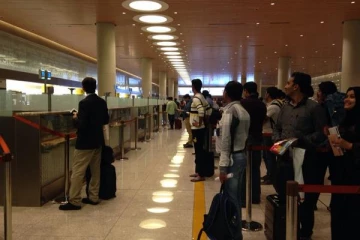 நாட்டை விட்டு தப்பியோடிய யாழ்ப்பாணத்தைச் சேர்ந்தவர் மும்பை விமான நிலையத்தில் கைது