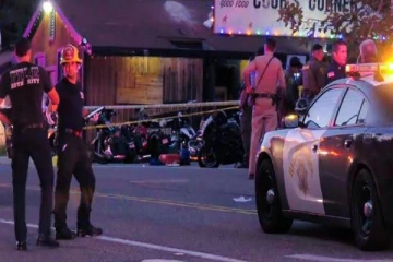 வணிக வளாகத்தில் காதலியை துப்பாக்கியால் சுட்டுக் கொலை செய்த காதலன்!