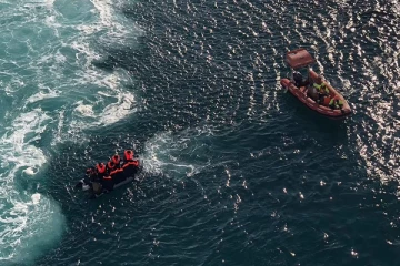 பிரித்தானியா நோக்கிச் சென்ற படகு கவிழ்ந்து புலம்பெயர்வோர் ஒருவர் மரணம்: ஆங்கிலக்கால்வாயில் மற்றொரு துயரம்