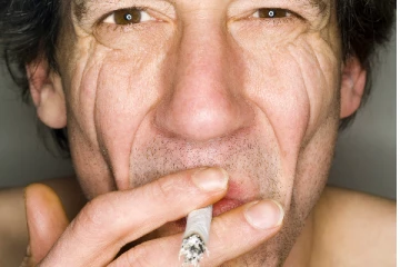 புகைப் பிடிப்பதால் முகத்தில் என்னென்ன பாதிப்புகள் ஏற்படும் தெரியுமா? கண்டிப்பா தெரிஞ்சு கோங்க