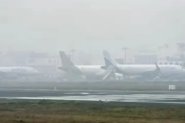 இந்தியாவில் 100ற்கும் மேற்பட்ட விமானங்கள் ரத்து! வெளியாகியுள்ள தகவல் | Over 100 Flights Cancelled City Wakes Up Thick Fog