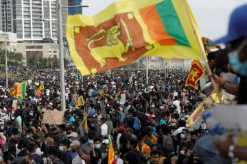 “கோட்டாகோகம” போராட்டக்காரர்கள் இருவருக்கு பிடியாணை