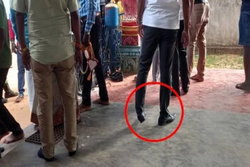 யாழில் இந்து ஆலயத்திற்குள் பாதணிகளுடன் சென்ற சஜித்தின் பாதுகாவலர்கள்: வெடித்தது சர்ச்சை (Photos)