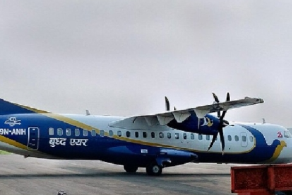 தரையிறங்கும்போது விமானத்தின் மீது பறவை மோதியதால் பரபரப்பு | Bird Hits Plane During Landing Causing Chaos Nepal