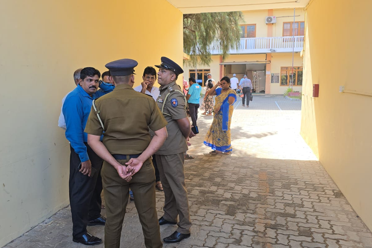 மன்னார் பாடசாலை அதிபரை இடமாற்றம் செய்ய வலியுறுத்தி போராட்டம் | Protest Transfer Of A Mannar School Principal மன்னார் பாடசாலை அதிபரை இடமாற்றம் செய்ய வலியுறுத்தி போராட்டம் | Protest Transfer Of A Mannar School Principal