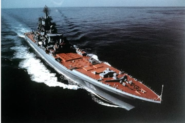 கடலில் மூழ்கிக் கொண்டிருக்கும் ரஸ்ய ஏவுகணை கப்பல் (Video)