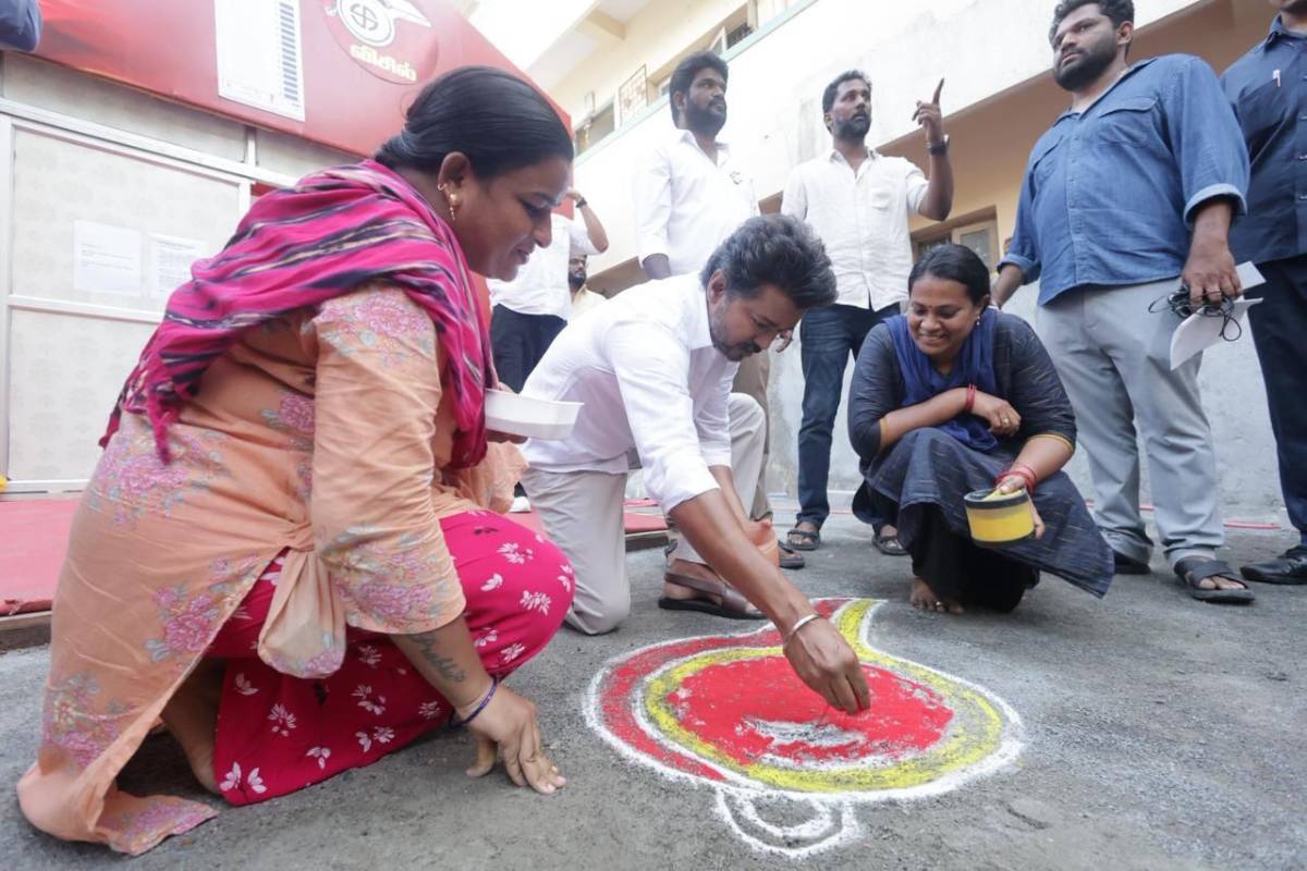 வாசலில் விசில் கோலமிட்ட விஜய் - வீடு வீடாக சென்று வாக்கு சேகரிப்பு | Tvk Vijay Went Door To Door Canvas In Perambur