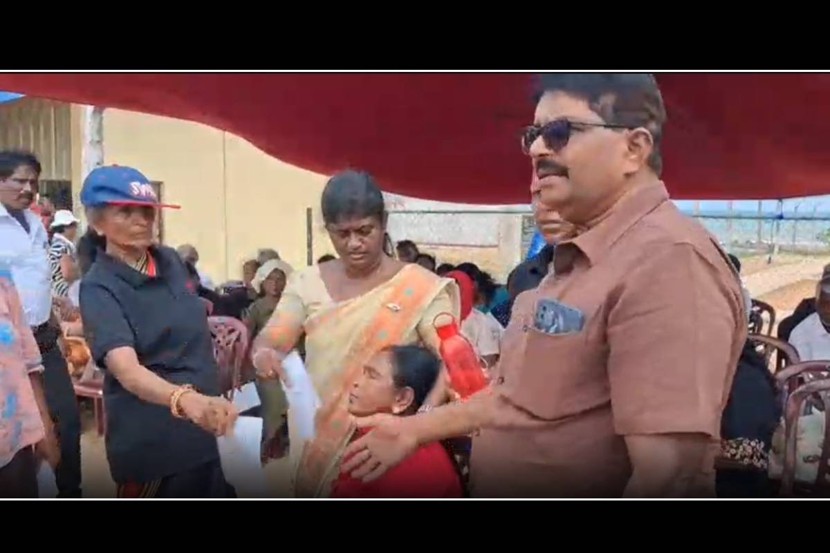 பலாலியில் 17ஆவது வாரமாக தொடரும் நிலமீட்பு போராட்டம் : மயங்கி விழுந்த பெண் ! | Land Realease Protest In Palali Woman Who Fainted பலாலியில் 17ஆவது வாரமாக தொடரும் நிலமீட்பு போராட்டம் : மயங்கி விழுந்த பெண் ! | Land Realease Protest In Palali Woman Who Fainted