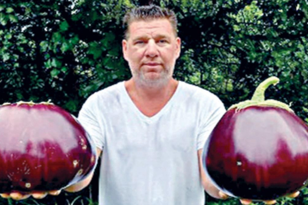 கின்னஸ் உலக சாதனை படைத்த அமெரிக்க விவசாயி | American Farmer Guinness World Record 4Kg Eggplant