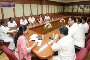 கவனம் ஈர்த்த திமுகவின் தேர்தல் அறிக்கை; 40 மட்டுமல்ல.. நாடும் நமதே - பின்னணியில் கனிமொழி எம்.பி