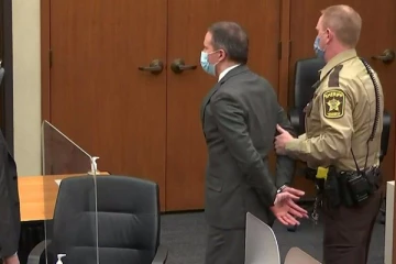 அமெரிக்காவை உலுக்கிய படுகொலையில் குற்றவாளியாக டெரெக் சௌவின் அறிவிப்பு