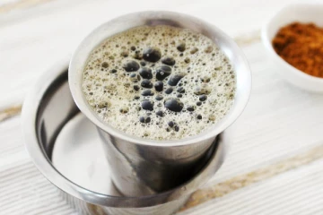 சளி, இருமலை நெருங்க விடாமல் ஓட விடும் கருப்பட்டி காபி.... ஓட்டல் சுவையில் இனி செய்து ருசியுங்கள்!