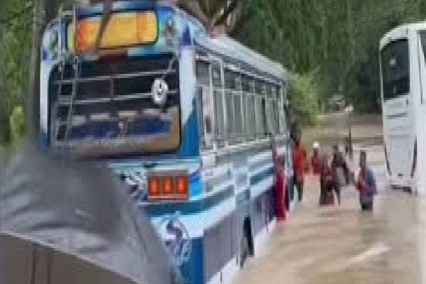 கலா ஓயாவில் பேருந்தில் சிக்கியவர்களை மீட்க முப்படையினரின் உதவி | Tri Service Help Rescue People Trapped Bus Kalaoya