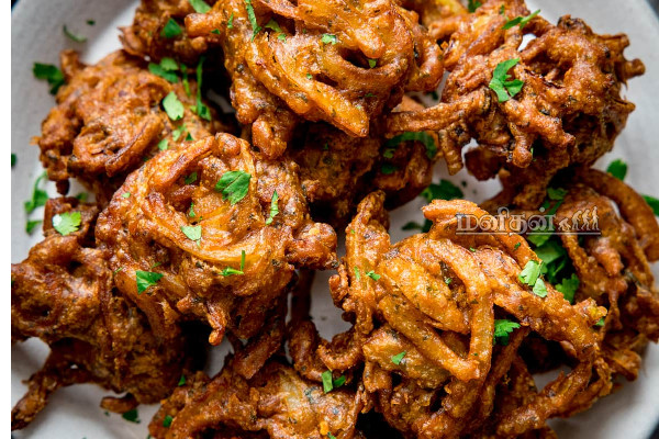 டீக்கடை ஸ்டைலில் சுட சுட வெங்காய பஜ்ஜி செய்யலாம் வாங்க! | Onion Bhaji Recipe