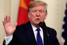 ஒருவழியாக பிடிவாதத்தை விட்ட டிரம்ப்: கொரோனா நிவாரண மசோதாவில் கையெழுத்திட்டார்