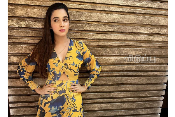 ஆர்யாவின் முன்னாள் காதல் நடிகையா இது!! விருதுவிழாவிற்கு இப்படியொரு ஆடையில் அபர்ணதி.. | Arya Ex Lover Aparnathi Latest Glamour Look