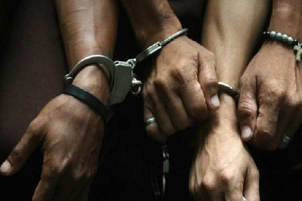 யாழ்ப்பாணத்தில் அதிரடியாக கைது செய்யப்பட்ட நால்வர் | Four Arrested In Jaffna யாழ்ப்பாணத்தில் அதிரடியாக கைது செய்யப்பட்ட நால்வர் | Four Arrested In Jaffna